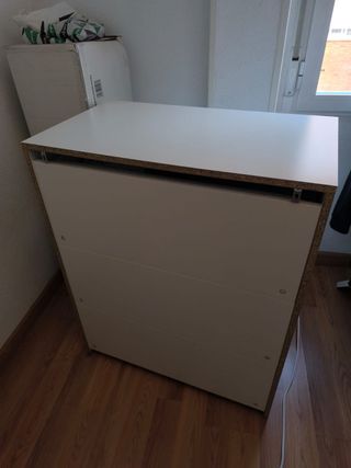 Cassettiera bianca con cassetti e vetro