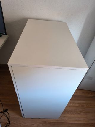 Cassettiera bianca con cassetti e vetro