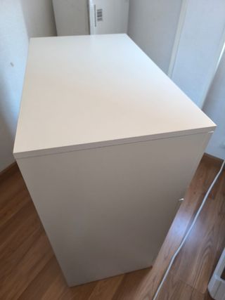 Cassettiera bianca con cassetti e vetro