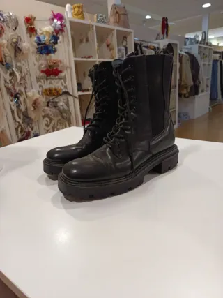 Botas negras con cordones