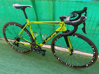 Bicicleta de carretera verde neón