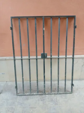 Reja ventana abatible con cerradura,