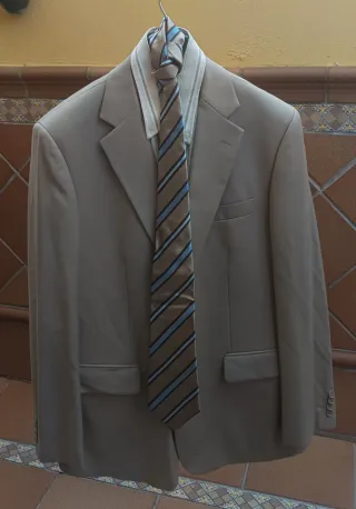 Traje de chaqueta beige con corbata