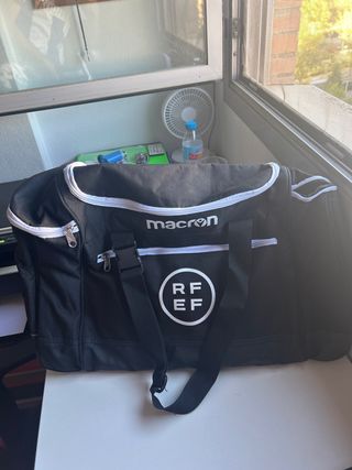 Macron Mochila Árbitro Negra RFEF. 