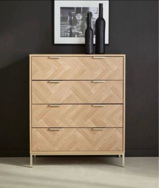 Cassettiera in legno con disegno a spina di pesce