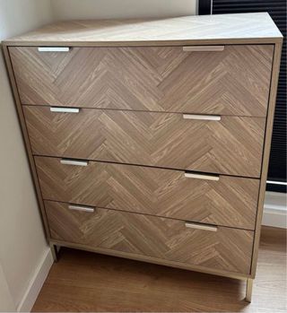 Cassettiera in legno con disegno a spina di pesce