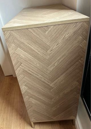 Cassettiera in legno con disegno a spina di pesce