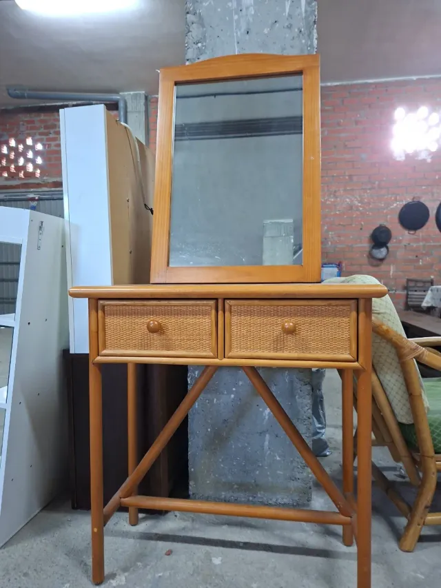 Mueble de entrada con espejo de ratán