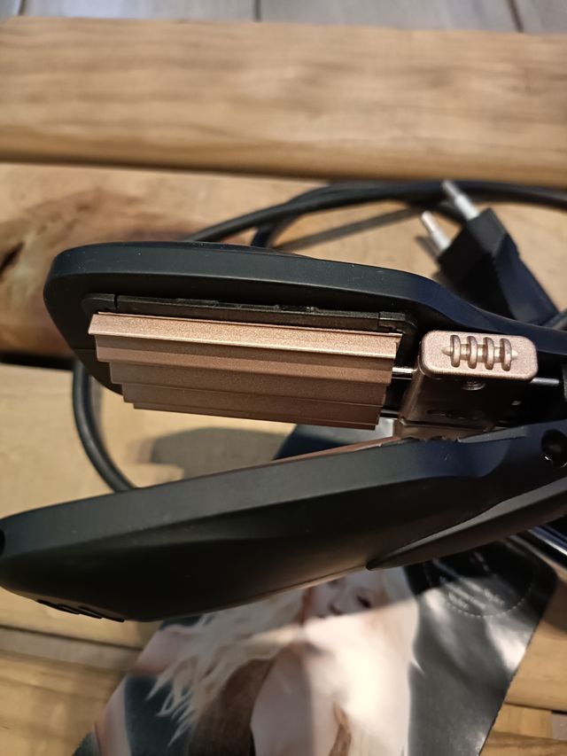 Plancha Pelo Aguilera Negra y Dorada