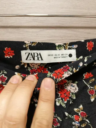 Minifalda Zara floral negra con volantes