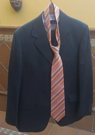 Traje de chaqueta negro con corbata multicolor