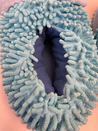 Pantofole casa simpatiche a tema riccio azzurro.