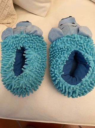 Pantofole casa simpatiche a tema riccio azzurro.
