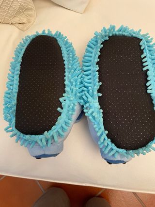 Pantofole casa simpatiche a tema riccio azzurro.