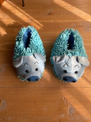 Pantofole casa simpatiche a tema riccio azzurro.