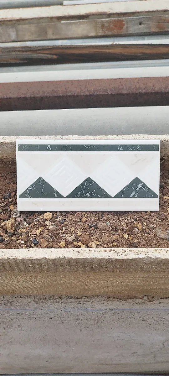 Azulejo decorativo con diseño geométrico