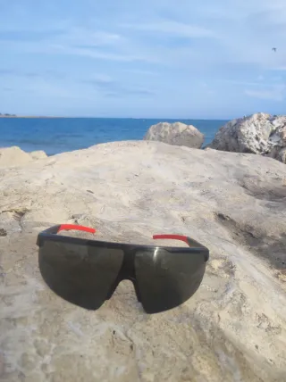 Nuevo Gafas de sol negras y rojas