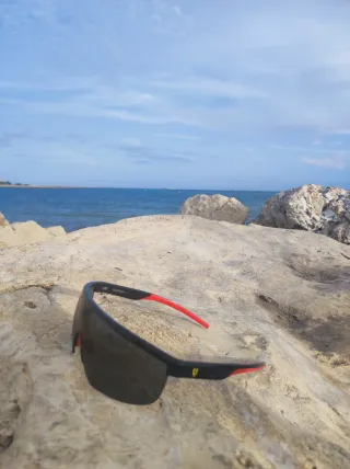 Nuevo Gafas de sol negras y rojas