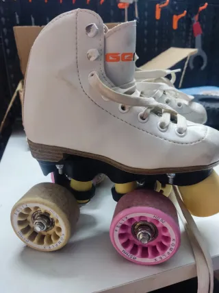 Patines artísticos blancos talla 26.
Marca"Genial"