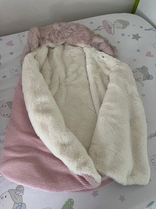 Saco de bebé rosa con capucha
