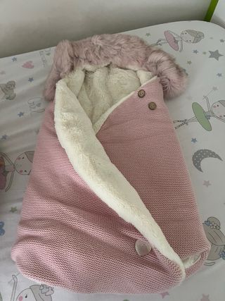 Saco de bebé rosa con capucha