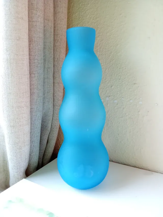 Florero de cristal azul