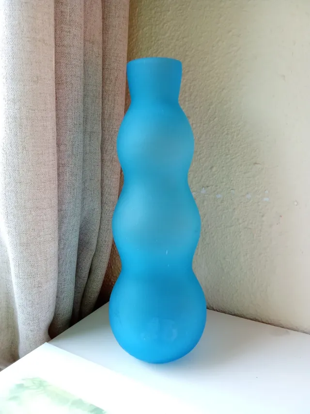 Florero de cristal azul