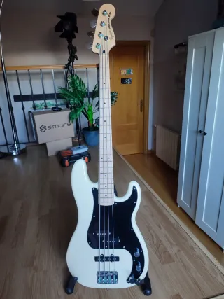 Squier  Precision Bass