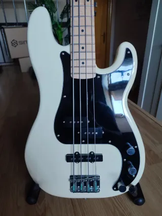 Squier  Precision Bass