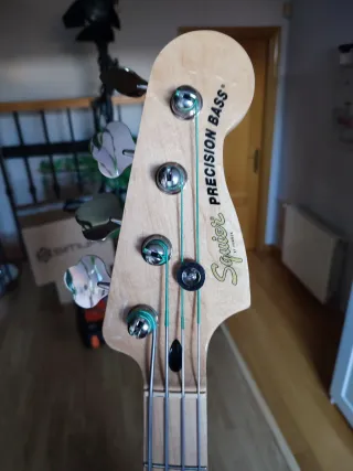 Squier  Precision Bass