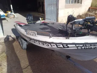 Barca de pesca estilo bass boat 