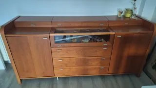 Vitrina de madera y cristal