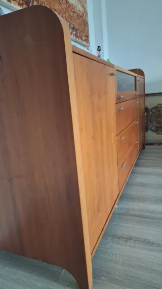 Vitrina de madera y cristal