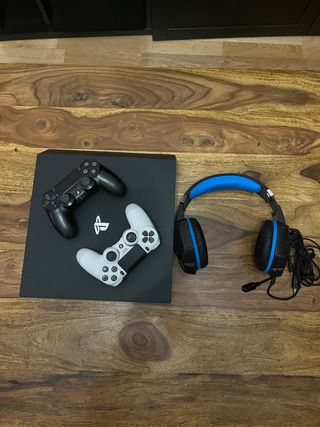 Consola PS4 Pro 1 TB + 2 Mandos + Auriculares