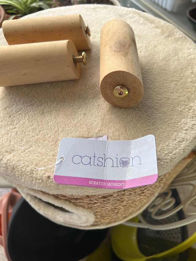 Casita para gato con poste rascador