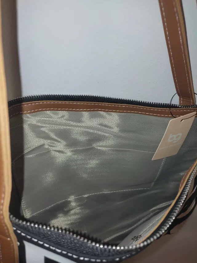 Bolso Tote bag Negro con Texto Blanco