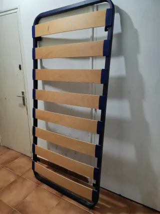 Base de cama metálica con lamas de madera