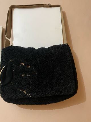 Bolso estilo bandolera negro y beige  de mujer