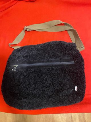Bolso estilo bandolera negro y beige  de mujer