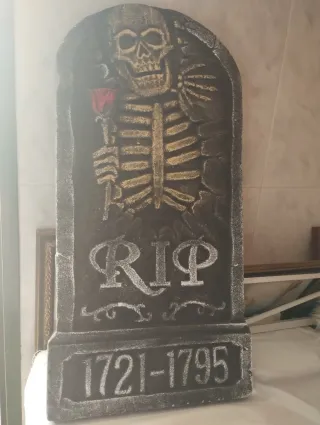 Lápida Halloween Esqueleto RIP 1721-1795 (65*31*2)