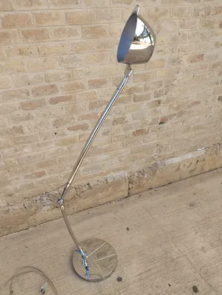 Lámpara de mesa diseño metal plateado