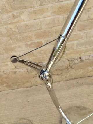 Lámpara de mesa diseño metal plateado