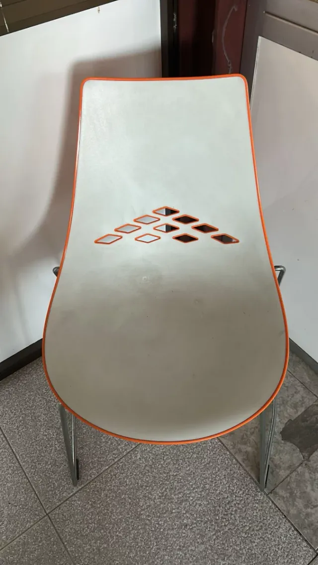 4 Sillas Blancas y Naranjas