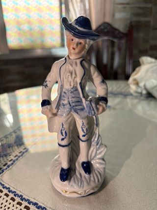 Coppia di statuine in porcellana e carrosa