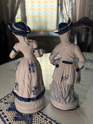 Coppia di statuine in porcellana e carrosa