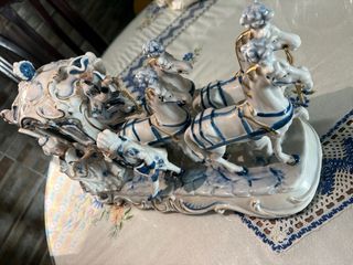 Coppia di statuine in porcellana e carrosa