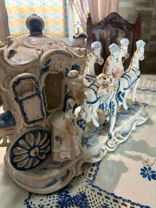 Coppia di statuine in porcellana e carrosa