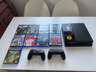 PS4 (PlayStation 4) Negra con 2 mandos y juegos