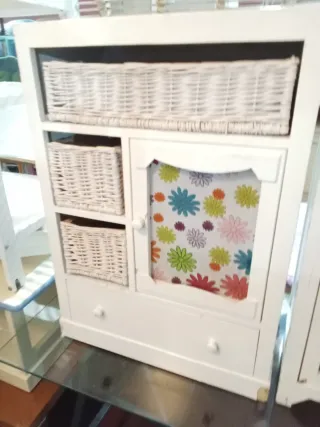 Cassettiera in legno con cestelli