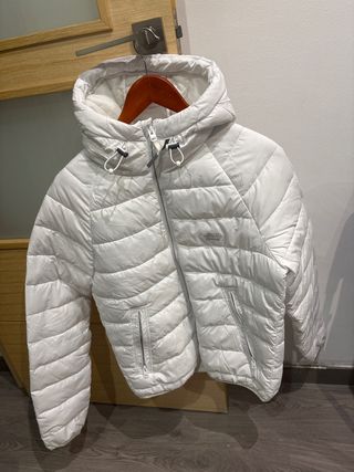 Chaqueta blanca acolchada con capucha,